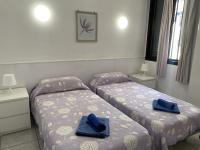 Postel nebo postele na pokoji v ubytování Apartment 5A1, Victoria Court 1, Avenida Londres 6, Los Cristianos, 38650, Tenerife