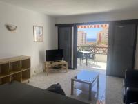 TV a/nebo společenská místnost v ubytování Apartment 5A1, Victoria Court 1, Avenida Londres 6, Los Cristianos, 38650, Tenerife
