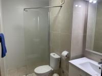 Koupelna v ubytování Apartment 5A1, Victoria Court 1, Avenida Londres 6, Los Cristianos, 38650, Tenerife