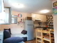 Kuchyňa alebo kuchynka v ubytovaní Apartment Njivice 5320b