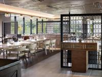 uma sala de jantar com mesas, cadeiras e janelas em GOTO RETREAT by Onko Chishin em Goto