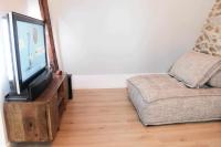 Telewizja i/lub zestaw kina domowego w obiekcie Manor of Pont Gris Saint-Malo
