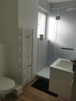 Łazienka w obiekcie Le Château des Abeilles - appartement récemment rénové - proche centre village et route des vins