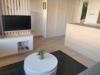 Telewizja i/lub zestaw kina domowego w obiekcie Le Château des Abeilles - appartement récemment rénové - proche centre village et route des vins