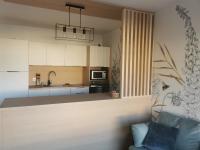 Kuchnia lub aneks kuchenny w obiekcie Le Château des Abeilles - appartement récemment rénové - proche centre village et route des vins