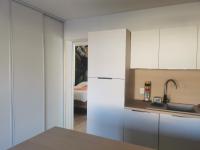Kuchnia lub aneks kuchenny w obiekcie Le Château des Abeilles - appartement récemment rénové - proche centre village et route des vins
