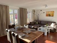 una sala de estar con una mesa y un sofá en Hubel Apartment 14, en Wilderswil