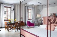 Un dormitorio con una cama y un comedor. en BorgoDeGreci Apartments, en Florencia