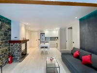 una sala de estar con un sofá y una mesa en Prober Comapedrosa, en Arinsal