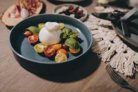 un tazón azul de comida con verduras en una mesa en Apartment Margarethenstein mit privat Sauna, en Kaprun