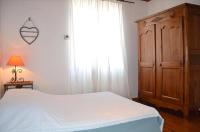 a bedroom with a bed and a dresser and a window at Pavillon de 4 couchages, très calme, proche centre ville in Albi