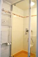 a shower with a glass door in a bathroom at Pavillon de 4 couchages, très calme, proche centre ville in Albi