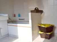 a small kitchen with a sink and a basket at Pavillon de 4 couchages, très calme, proche centre ville in Albi