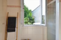 a bathroom with a shower and a window at Pavillon de 4 couchages, très calme, proche centre ville in Albi