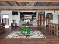 Ein Wohnzimmer mit einem Tisch und einigen Blumen auf einem Teppich. in der Unterkunft Eco Mirante Hotel in Paulo Lopes