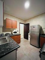 Kuchyň nebo kuchyňský kout v ubytování Modern entire apartment in the heart of Sheikh Zayed city