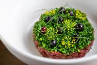 ヴィリニュスにあるHotel Pacai, Vilnius, a Member of Design Hotelsの花が飾られたデザートが乗った白い皿