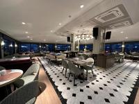 un restaurant avec des tables, des chaises et des fenêtres dans l&#39;établissement Hotel Zurich Istanbul Old City, à Istanbul