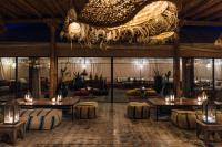 マラケシュにあるCaravan Agafay by Our Habitasのテーブルと椅子のあるレストランのレンダリング