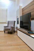 Televízia a/alebo spoločenská miestnosť v ubytovaní Home Viale Trento 16