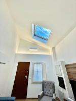 Televízia a/alebo spoločenská miestnosť v ubytovaní Home Viale Trento 16