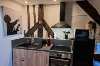 Kuchnia lub aneks kuchenny w obiekcie EL CIRCO - Atypical studio - City Centre - Netflix - Near Parking