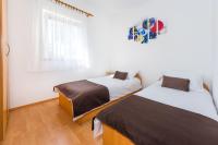 Tempat tidur dalam kamar di Apartments by the sea Vrsi - Mulo, Zadar - 5951