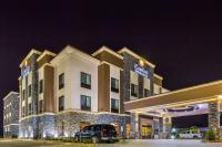 Un hotel con un coche aparcado delante. en Comfort Inn &amp; Suites Moore - Oklahoma City, en Moore