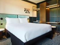Łóżko lub łóżka w pokoju w obiekcie TRIBE Hôtel Le Touquet