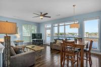 ein Wohnzimmer mit Tisch und ein Esszimmer in der Unterkunft Destiny Beach Villas #20A in Destin
