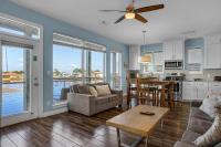 ein Wohnzimmer mit einer Couch und einem Tisch in der Unterkunft Destiny Beach Villas #20A in Destin