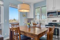 eine Küche mit einem Holztisch und Stühlen in der Unterkunft Destiny Beach Villas #20A in Destin