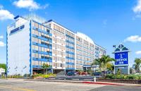Un gran edificio blanco con un cartel de hotel. en Fenwick Inn, en Ocean City