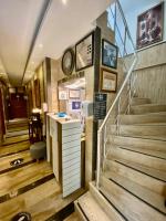 TV a/nebo společenská místnost v ubytování 12 rooms hotel