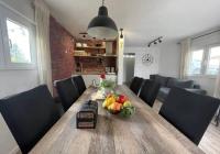 Posedenie v ubytovaní House with hot tub, sauna and swimming pool near Zagreb