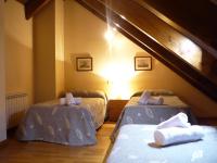 A bed or beds in a room at Apartament Ca de Gallisca