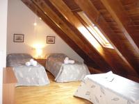 A bed or beds in a room at Apartament Ca de Gallisca
