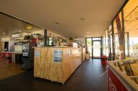 a restaurant with a counter in the middle of a store at Iate Glória Sem-fim Monsaraz in Monsaraz