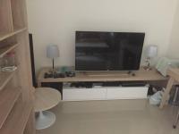 TV a/nebo společenská místnost v ubytování Chaweng Beach Apartment 1 Schlafzi-1Wohnzi-Pool-Fitnes