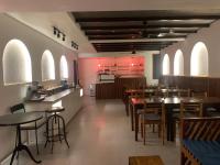 Courtyard Guesthouseにあるキッチンまたは簡易キッチン