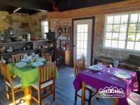 een eetkamer met een tafel en stoelen en een keuken bij Cabañas Bosques del Cóndor La Rumorosa Baja California in La Rumorosa