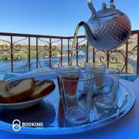 bandeja con una bandeja de pan y un hervidor de agua en HoneyMoonnaka Guest House Nubian ( بيت هانى ), en Asuán