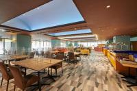 un restaurante con mesas y sillas y un tragaluz grande en L stay & grow Harumi, en Tokio