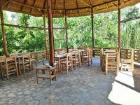 Un restaurante u otro lugar para comer en Chimpanzee Capital Safari Lodge