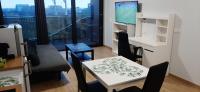 Televízia a/alebo spoločenská miestnosť v ubytovaní Apartment Cherry Bratislava & free parking