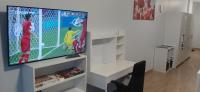 Televízia a/alebo spoločenská miestnosť v ubytovaní Apartment Cherry Bratislava & free parking