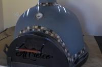 奥马鲁鲁TimBila Camp Namibia的桌子上的一个比萨饼烤箱