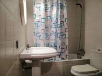 Koupelna v ubytování Apartamento con terraza Herbasabina 1