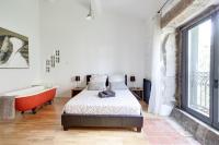 Posteľ alebo postele v izbe v ubytovaní Le Manoir d'Amiel a secret 16 bedroom garden oasis for groups up to 30