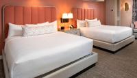 Ein Bett oder Betten in einem Zimmer der Unterkunft Beau Rivage Resort &amp; Casino